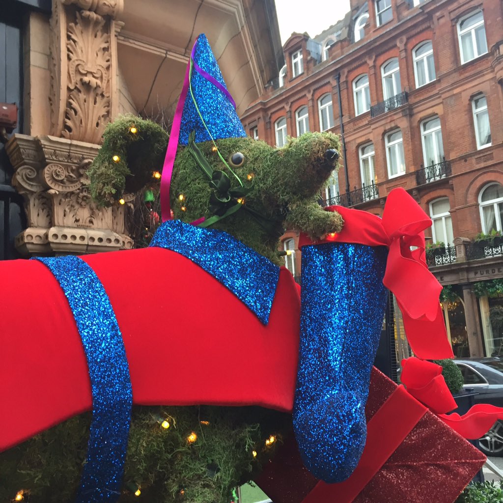 armstrongevent's tweet photo. Feeling super festive &amp; full #christmasbrunch #georgeclub with @TESSWSTYLIST . ❤️ doggie decor @CapriceHoldings https://t.co/LKsZVb9jpp