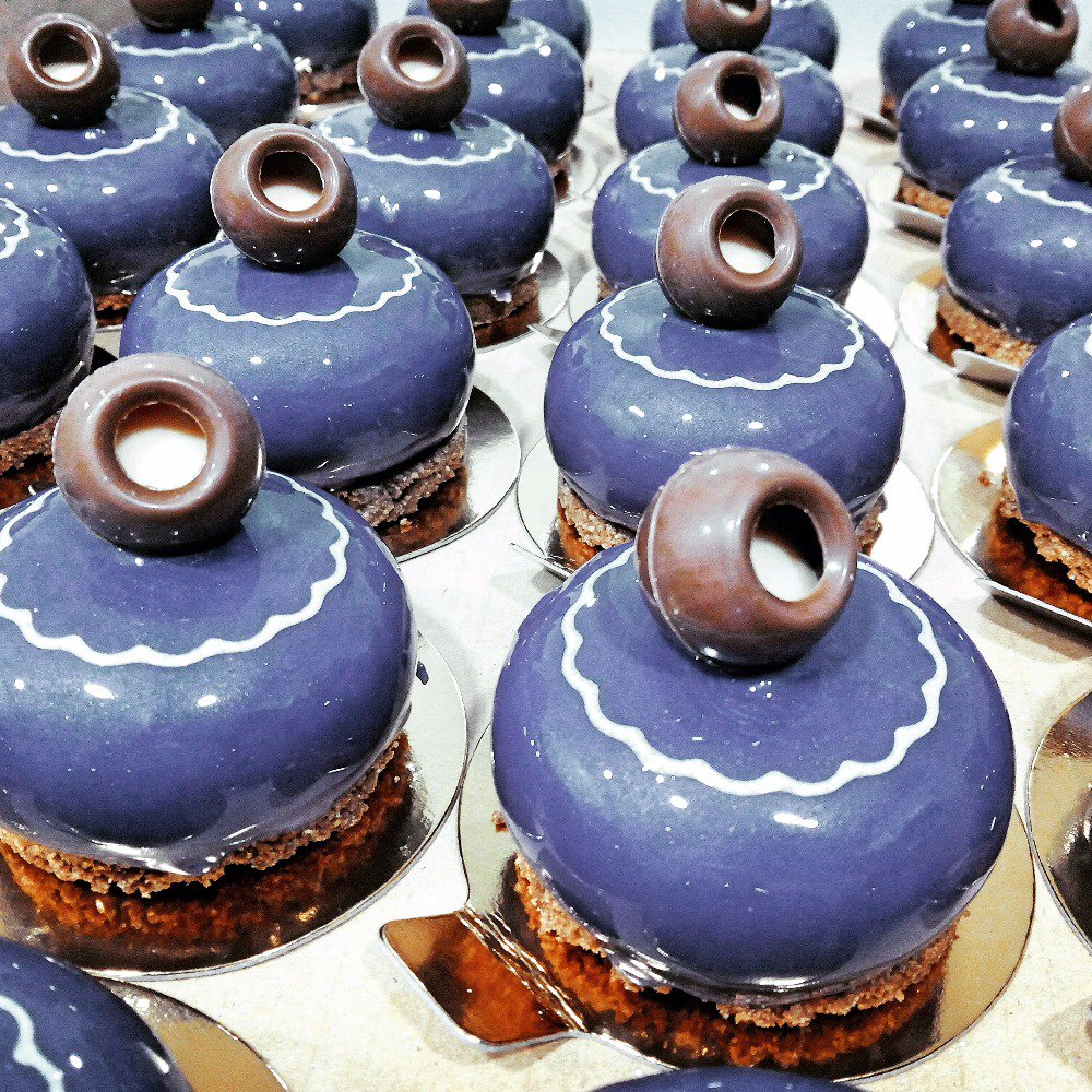 TopSucre's tweet photo. Merendamos? Mousse de violeta, vainilla y crumble de cacao #boda #córdoba #postres #merienda #puertollano #cátering https://t.co/v5vLJh1rLk