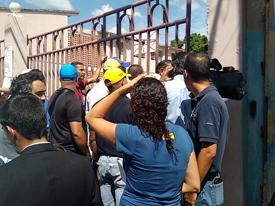 AbreuReport's tweet photo. Ahora | Plan República no nos dejan pasar a los medios con el Candidato de la MUD Ronny Flores El Socorro #Valencia https://t.co/KNqkwHXGiX
