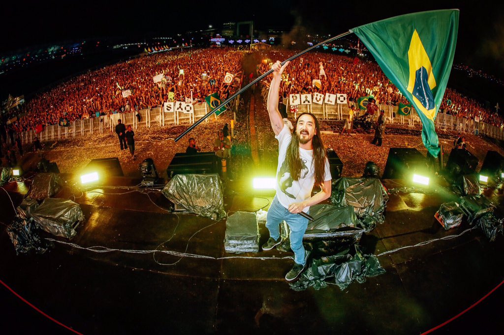 Thru all the rain we still stuck together like glue! I love you Brasil! São Paulo represent 🇧🇷🇧🇷🇧🇷 #edcbrasil https://t.co/NIkJnYuJnB