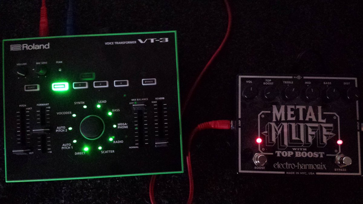 lennoxxreverb's tweet photo. #guitar thru #electroharmonix #metalmuff then #roland #vt3 #vocalsynth #octavedown for the #beefiest #tone #gearporn https://t.co/vQPESM3z0g