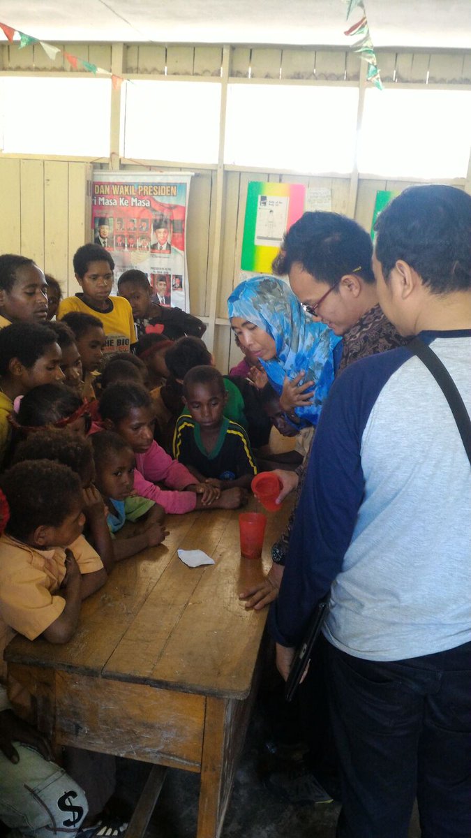 Eksperiment mmbuat sabun dr buah2 sktr kita o/ <a href="/suryandaruu/">Suryandaru</a> di sd inpres sogokmo distrik asotipo #menyapanegeriku