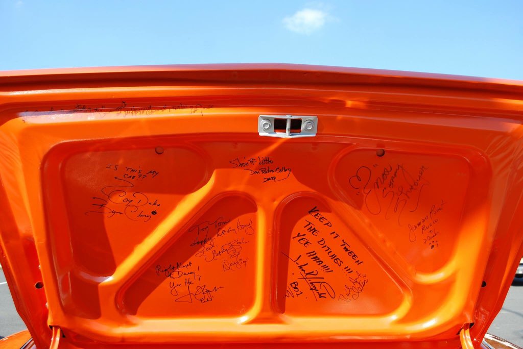 JerseyGeneral01's tweet photo. Shot framunda my trunk of all the autographs from the original cast! #aurographs #generallee #jerseygeneral #yeehaw https://t.co/PzEti3KJco