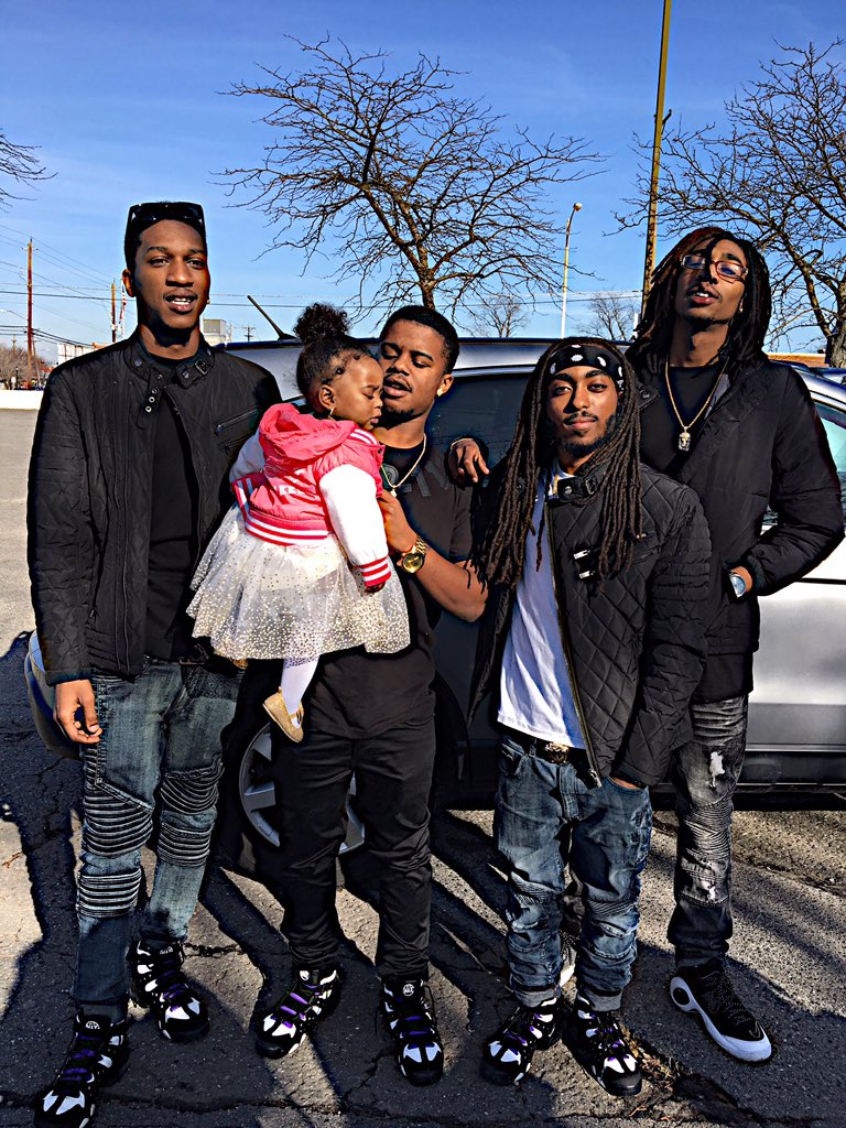 DaReal330's tweet photo. 1/4th Of The Reason We Do This Shit! #NowOrNever #330DaLabel @lulevanbig520 @WhoISBally @LilLoStacks330 https://t.co/Vy9p0Qg0bc