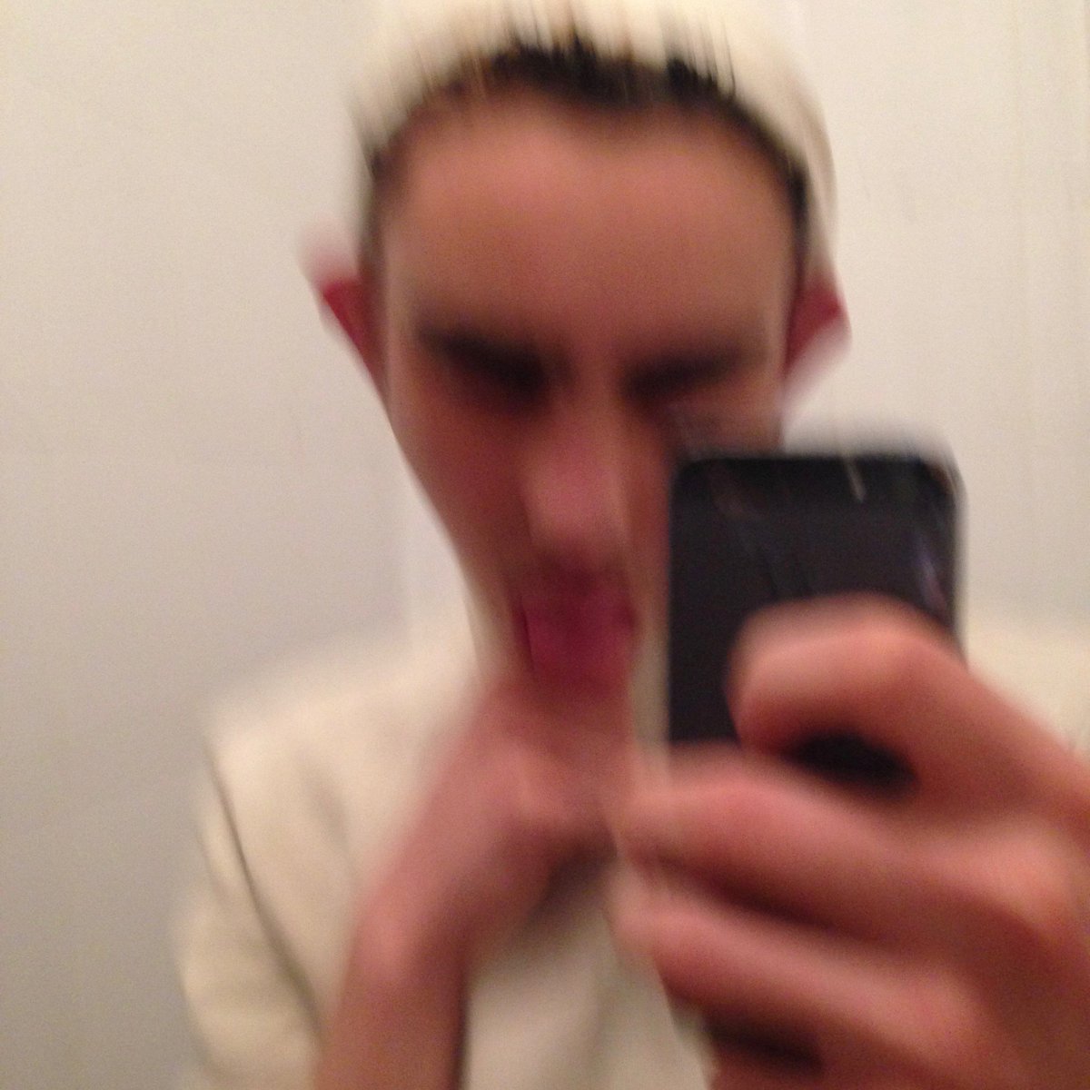 OFFGLOSS's tweet image. hola a a a a  à