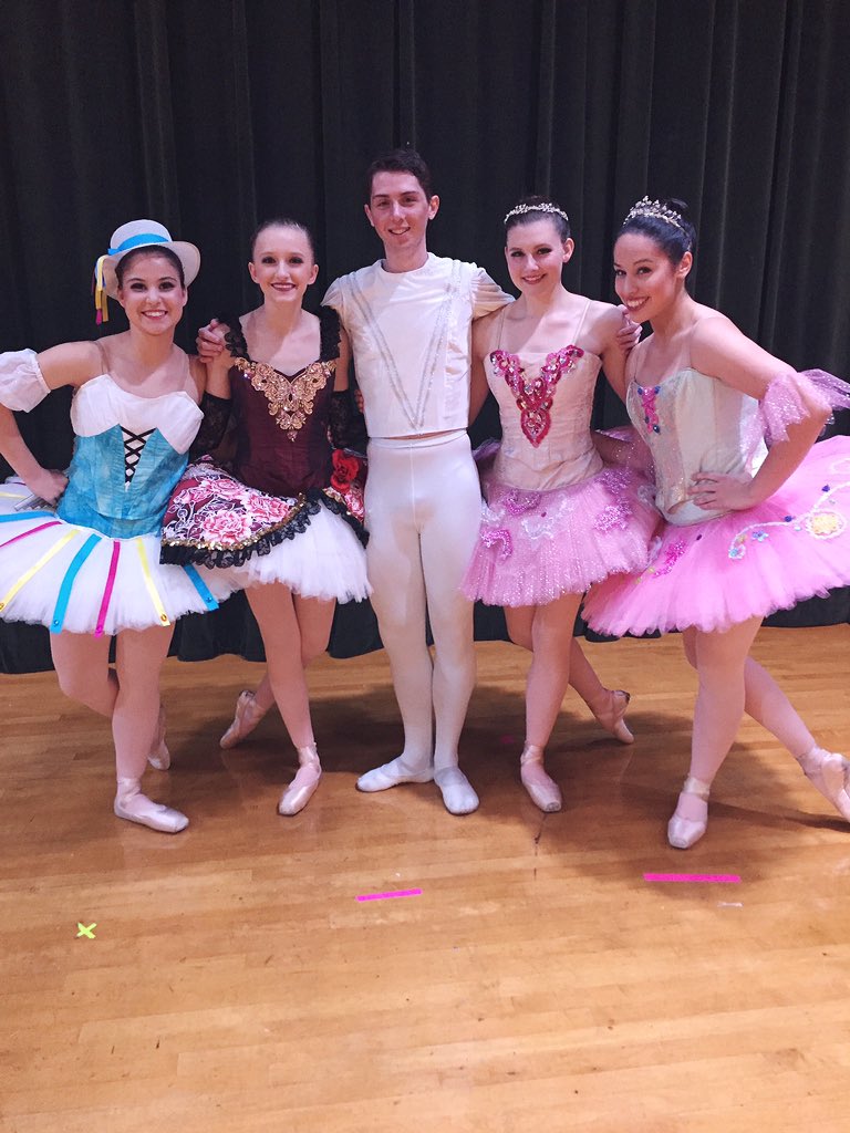 BaileeHarper1's tweet image. Future wedding pic? Bride &amp;amp; groom + bridesmaids? 😂#IWishIWereKiddinng #WheresAbby