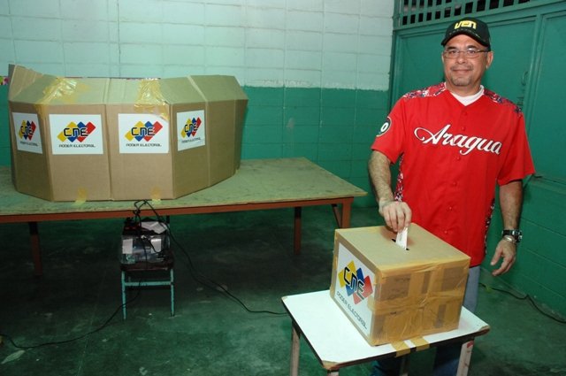 mineducacion_ve's tweet photo. Ministro de educación @rodulfohumberto ejerció su derecho al voto en el estado #Aragua #Parlamentarias2015 https://t.co/4CLvoMirk7