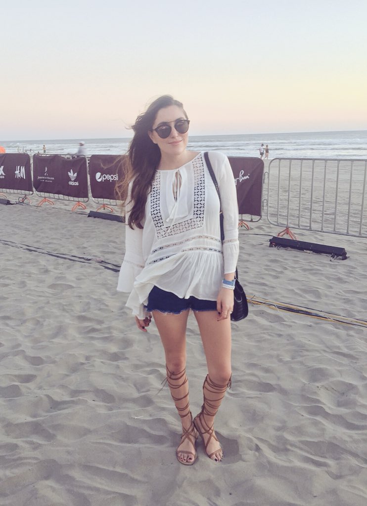 ELLEMexico's tweet photo. ¿Qué te parece el look de @SofiaLascurain en @Tropicomx? ¡A nosotros nos encanta! Obvio es @hmmexico #HMTROPICO2015 https://t.co/j8H6pZjcL2