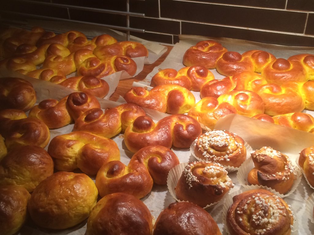 YngvessonHenrik's tweet photo. Obligatoriska lussebaket är avklarat, fick god hjälp av yngsta dottern. Mums!! https://t.co/MZ34gLdv1G