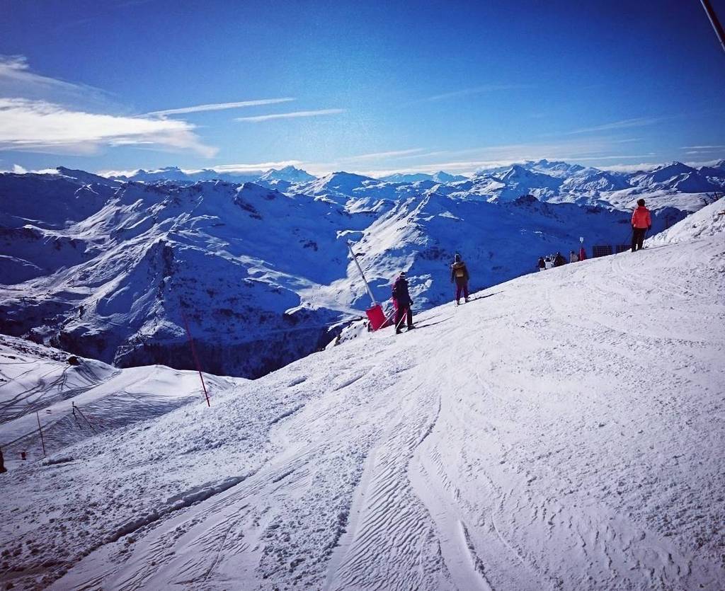 MontagneJadore's tweet photo. Not a bad view for your day off... #skiing #seasonnaire #alps #courchevel #latania #les3vallees #sunny #snow #heref… https://t.co/snUZ4jm0bJ