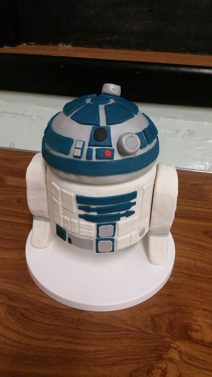 emmajg's tweet photo. Made a R2D2 cake with rotating head #R2D2 #R2Builders #starwars #theforceawakens #baking #cake #cakeframe https://t.co/wbXtGyX5Bp
