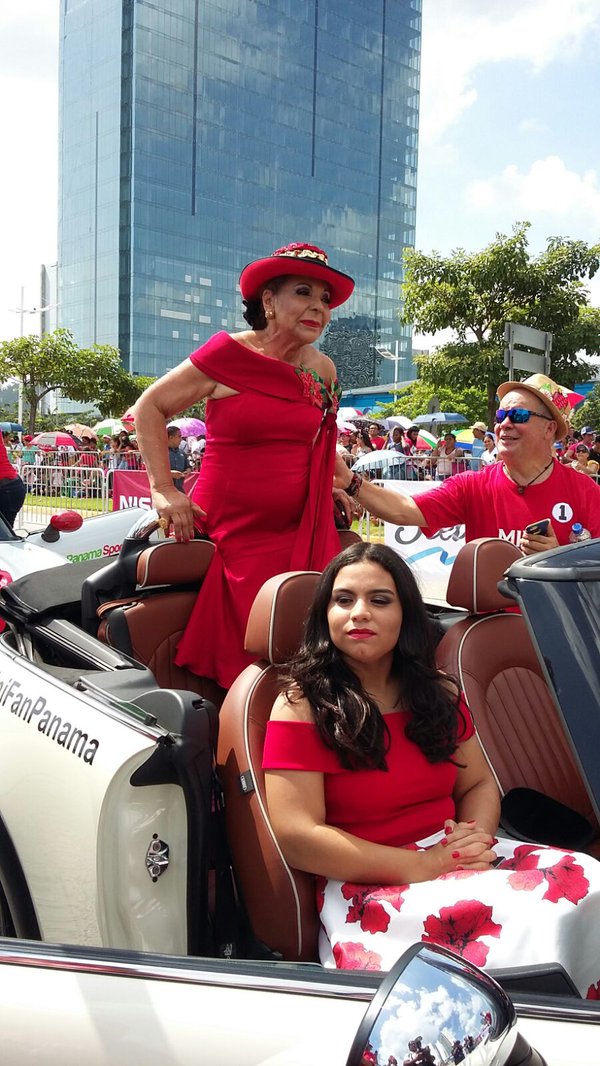 EstrellaOnline's tweet photo. La exalcandesa Mayín Correa abre el #DesfileDisneyPanamá Foto: @elizabeth_gonz https://t.co/fLhXTQH6ZV