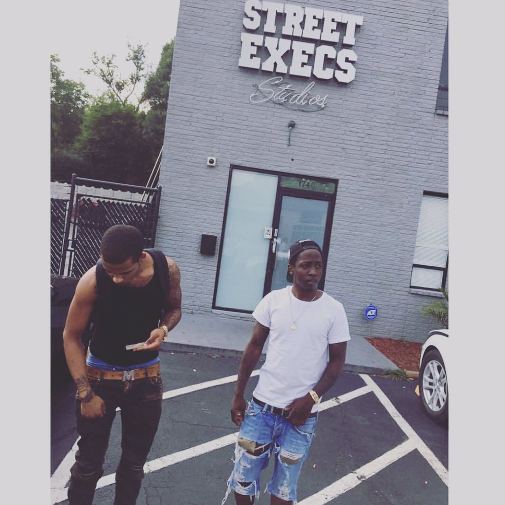 _TooEasyBlack's tweet photo. Aye @FameReek its time to get Locked back in! I think everybody ready for #LifeWithOutRap2 #TooEasyGang https://t.co/bdt2TGufaJ