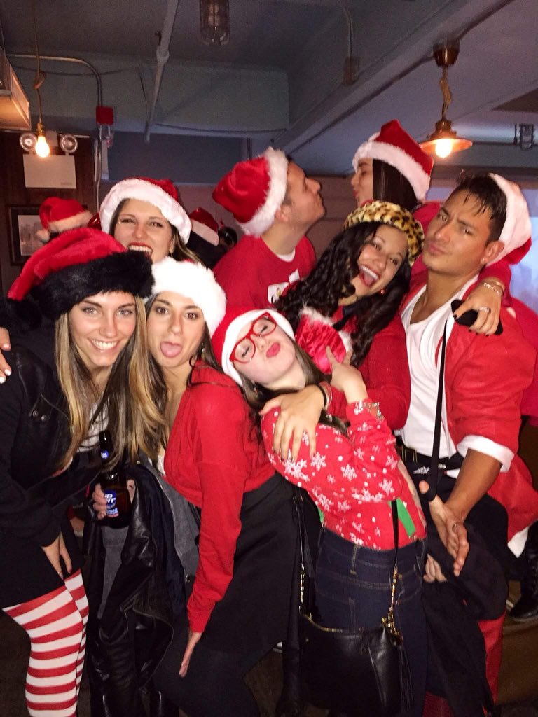 jozberries's tweet photo. @santacon @santacon_nyc Ho Ho Hoing around in Galway!! Our newest yearly tradition 👏🏽🎄🎅🏼 #SantaContestNYC https://t.co/4Yr6U0NHQk