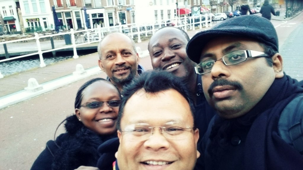 jigmylama's tweet photo. #PMEBuddies pose for a We-fie @WASHalliance #OM2015 #DataAnalysis workshop https://t.co/67rwhbt85w