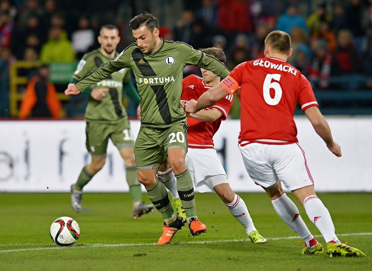 Trichkovski controls the ball Trichkovski controls the ball