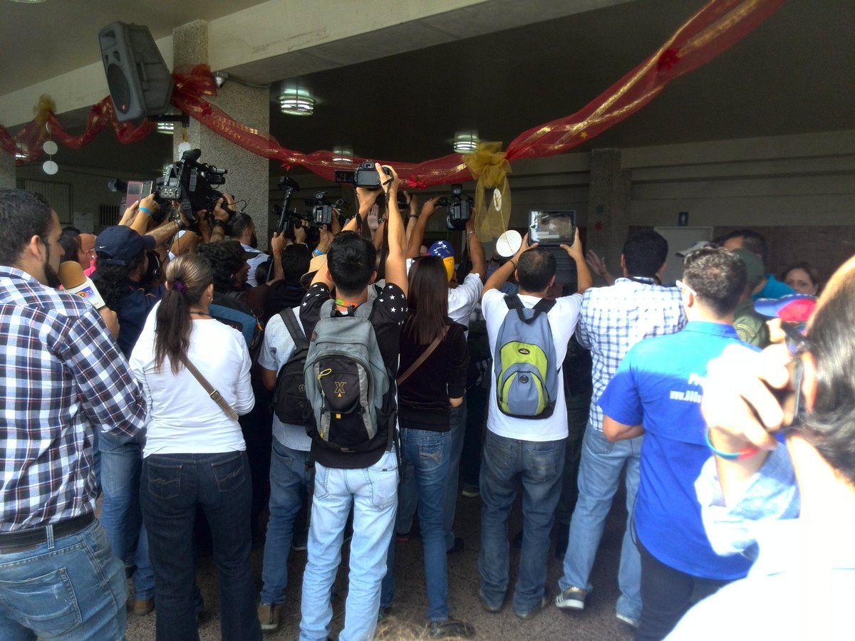 JCasanovaVTV's tweet photo. Para quienes dicen que en Venezuela no hay libertad de expresión: el CNE acreditó a12 mil trabajadores de la prensa. https://t.co/RVWEV24XQ5