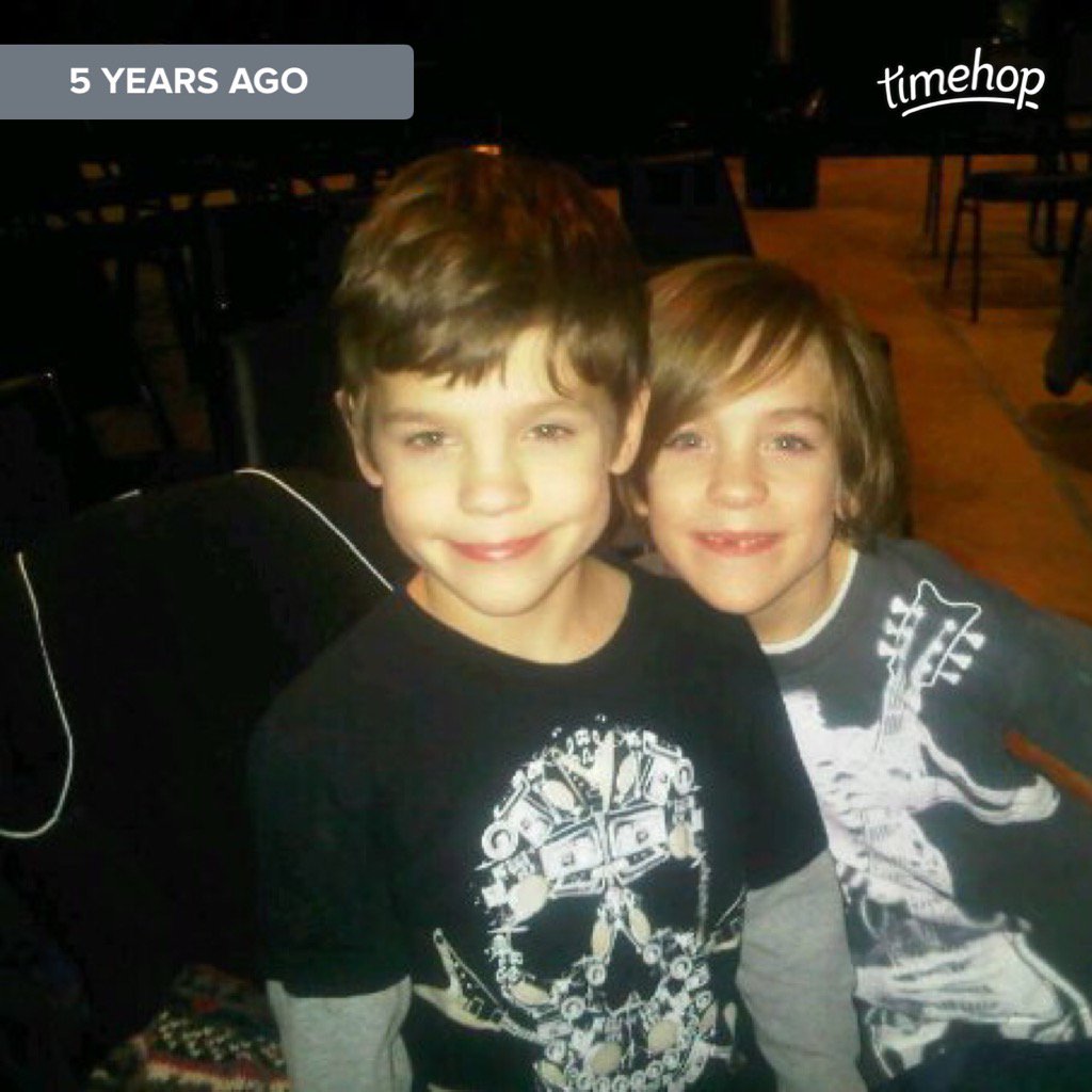 K8communicates's tweet photo. @hugetheater @fivemanjob Our first show at HUGE! #HUGE5 #timehop https://t.co/4VlEhtwsXh