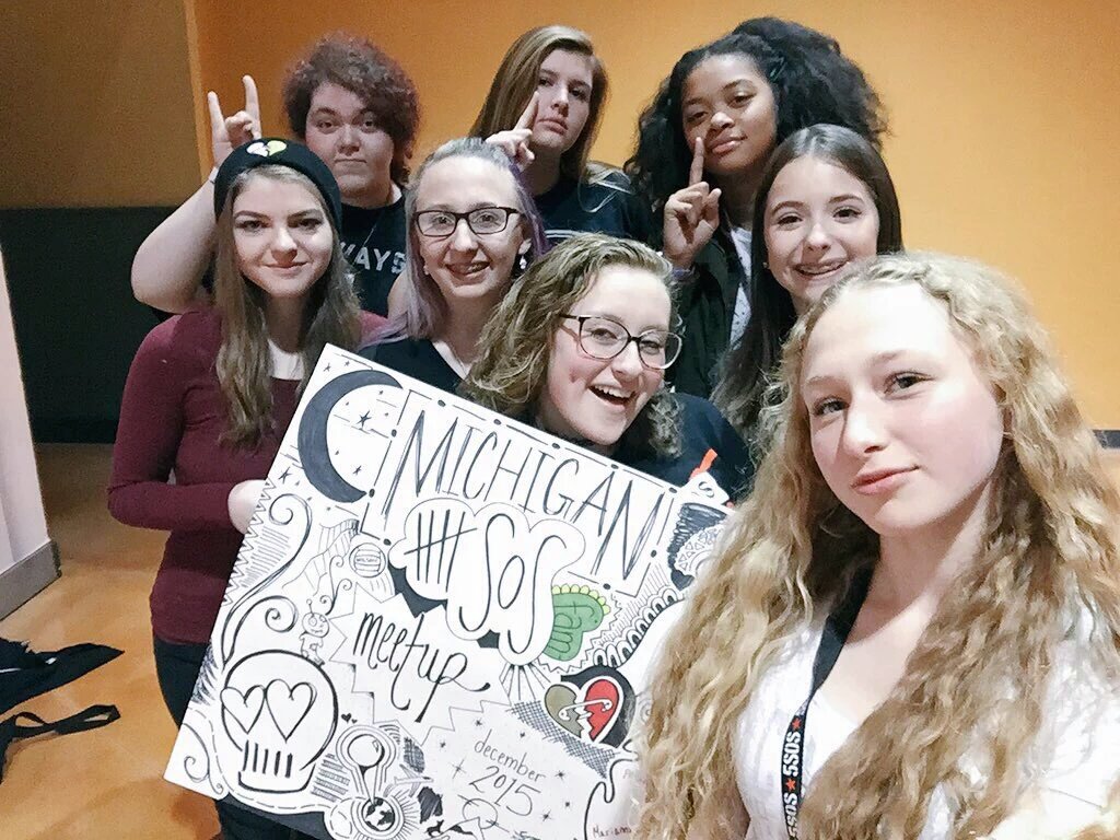IrwinsMeetUps's tweet photo. There was a #5SOSFamMeetUp in Michigan !! 
❌Via: @MiDerpcon ❌ #5SOSMEETUP @5SOS https://t.co/iEgH9CIgzw