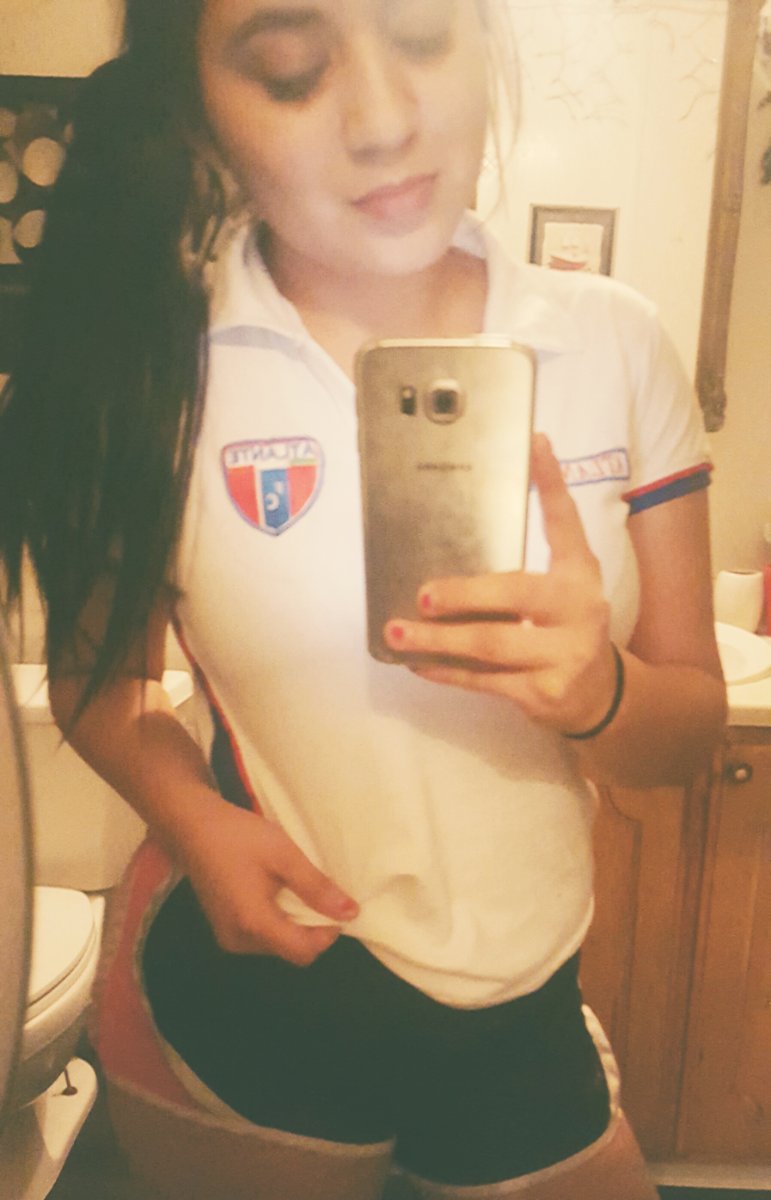 Arroyo__'s tweet photo. @VILLALVAZO13 Pero tu que vas a saber de futbol, corazon? Arriba el Atlante! 💙❤ Atte. #UnaDeLas5 https://t.co/irTfF7N2HZ