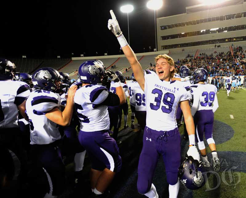NWADemGazPhotos's tweet photo. Complete gallery from @Fayettevillefb's state title win #SC2015 #ARPreps @NWAVernon https://t.co/NreyCsueJH https://t.co/7LwkbrglaL