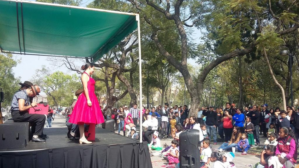 cuenterourbano's tweet photo. La #AlamedaCentral ahora conoce nuestras historias.  Gracias a los que nos están acompañando.  #CDMX https://t.co/uL8Xbr4LFq