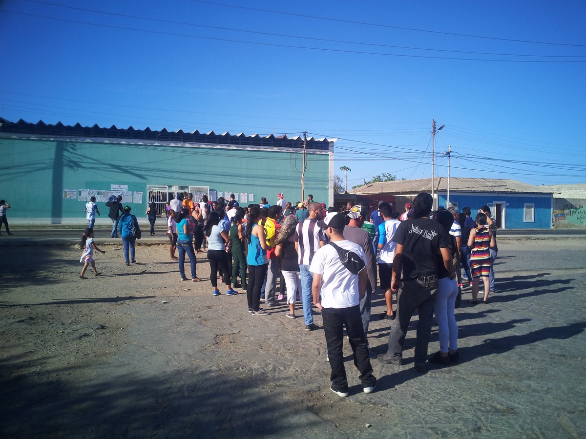NOTIFALCON's tweet photo. Masiva afluencia de votantes en instituto Paraguaná Privado. Mesa 1 y 4 con lentitud.#Parlamentarias2015 https://t.co/UfVjgUfYdu