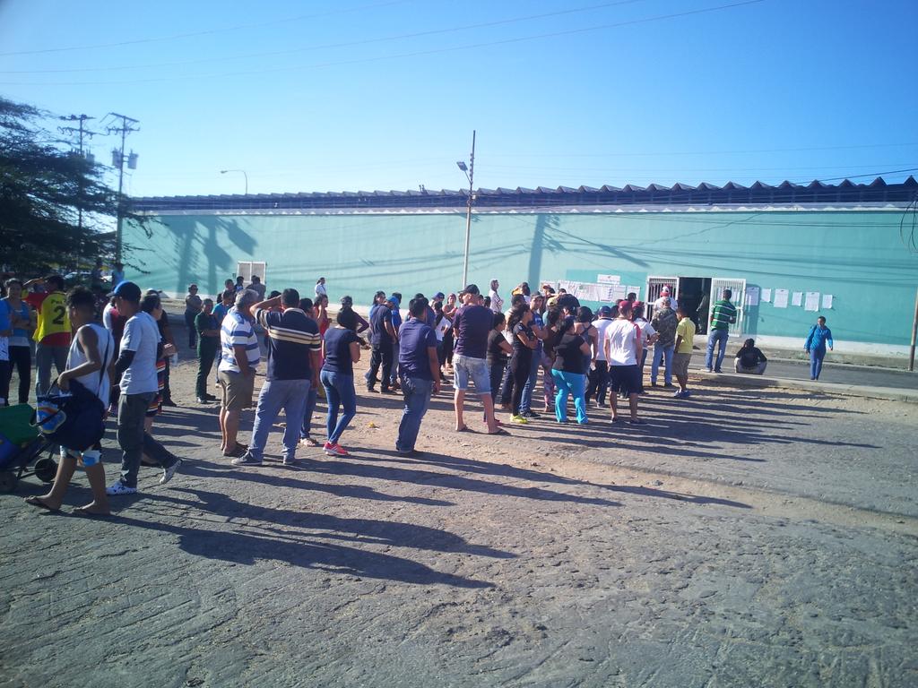 NOTIFALCON's tweet photo. Masiva afluencia de votantes en instituto Paraguaná Privado. Mesa 1 y 4 con lentitud.#Parlamentarias2015 https://t.co/UfVjgUfYdu