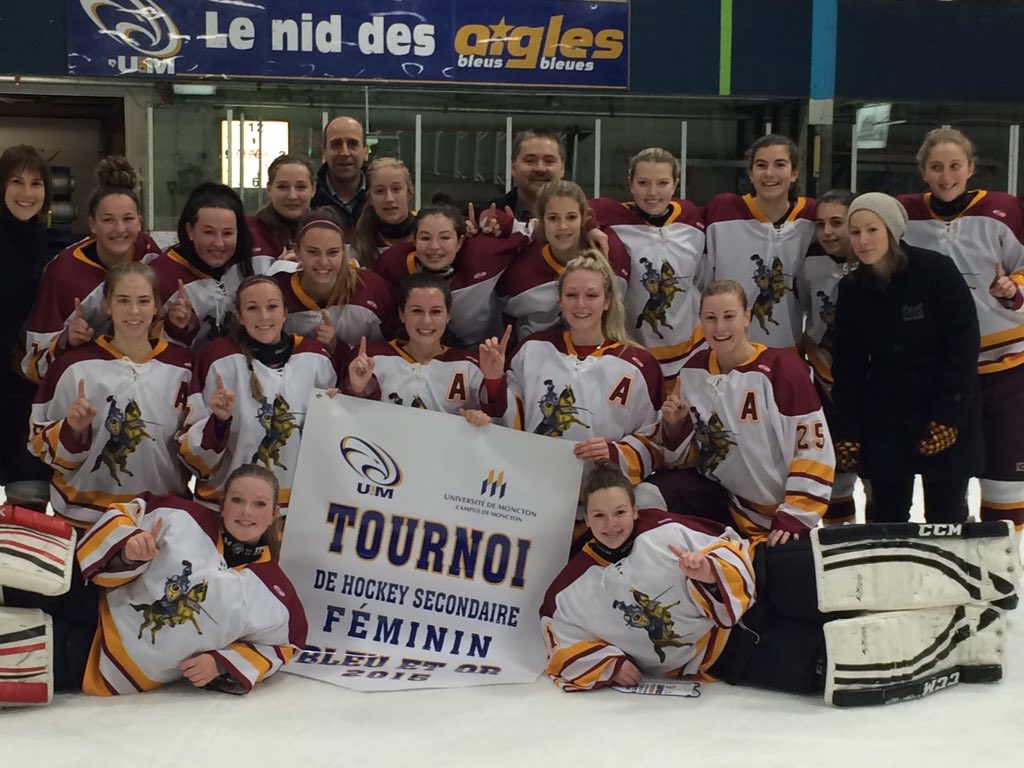 Félicitations aux Cavalières Championnes du tournoi Hockey féminin Bleu et Or.  Elles ont vaincu MM 3 à 2 en finale.