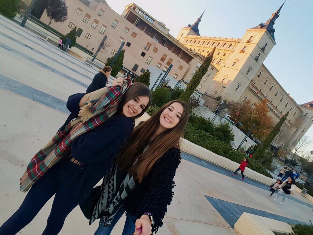 mariluus25's tweet photo. Días redondos 🌍👭💕✨ @LauraHF97 https://t.co/DhuOiBxC3m