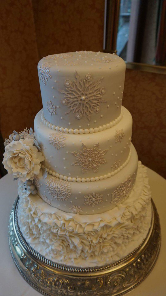 Hello #weddingoclock this was one of the winter themed wedding cake from last week! <a href="/CorrsCakes/">Donna Corr</a> <a href="/LWBLittleWhite/">Little White Books</a>