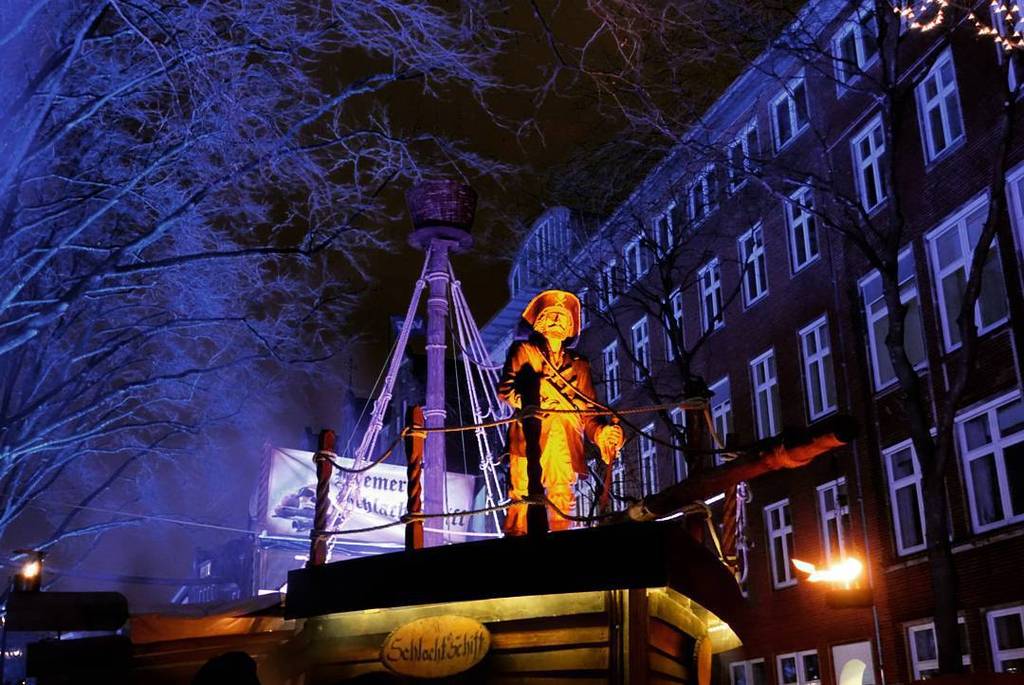 Vuko's tweet photo. #Christmas #pirates want your souls 👻 Weihnachtspiraten wollen eure Seelen 💀
#dailydeutsch #learngerman #getgerman… https://t.co/CJfLjEwtER