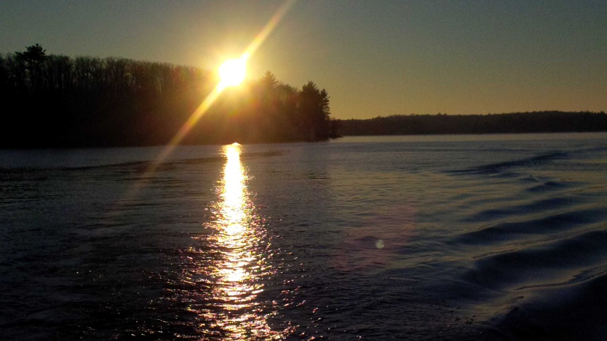 MuskokaGreg's tweet photo. Heading home after perhaps the last cruise of the season! Pretty quiet on Lake Muskoka today, as the sun goes down. https://t.co/OqAgXDM7Wp