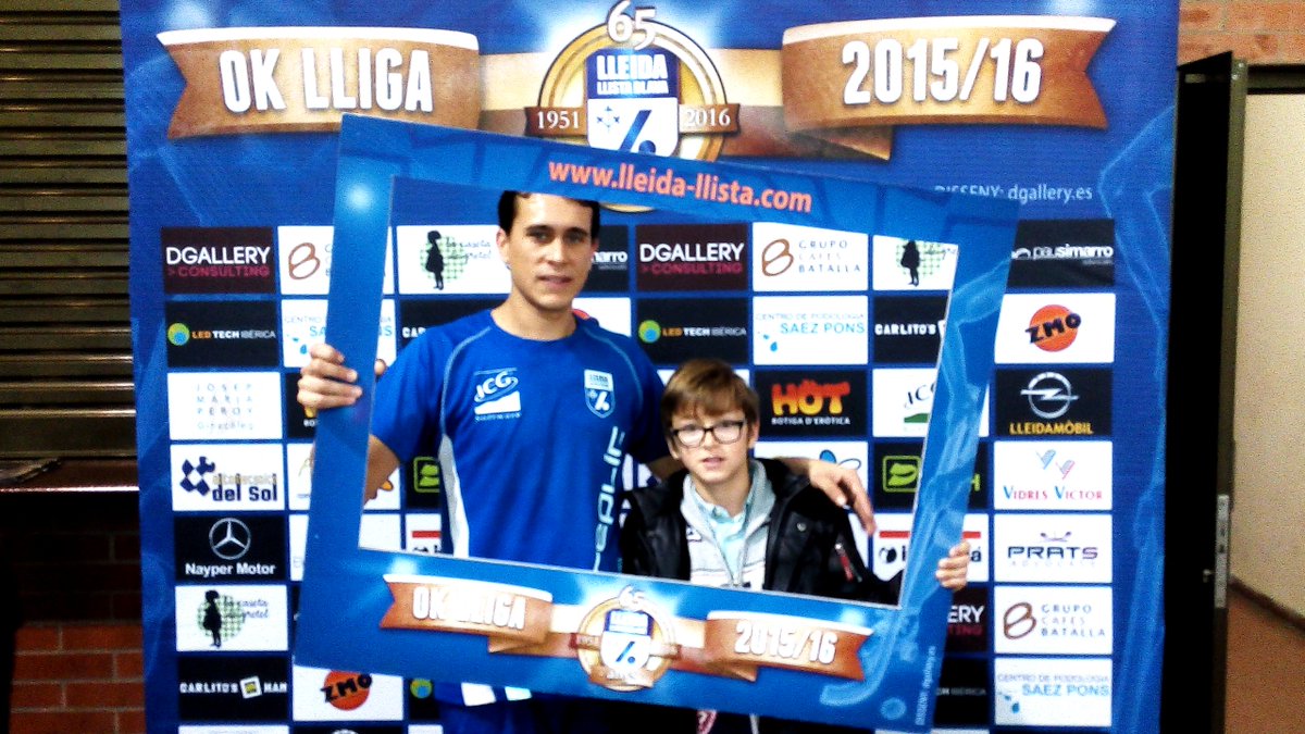 Avui <a href="/JoanCanyellas4/">Joan Cañellas</a>  amb els aficionats mes joves fent-se fotos!! Gràcies Joan!! #lleida #oklliga #EmocióSobreRodes