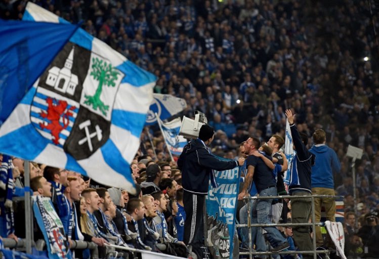 Tumblr_s04's tweet photo. Schalke players with the fans 💙
#Tumblr_s04 https://t.co/e6ZbFqEloE