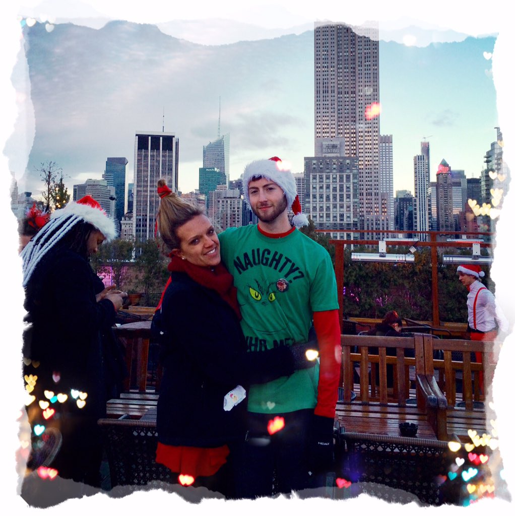ksoft121's tweet photo. The day I fell in love with this man. #cindylouwho and #thegrinch #santacontestnyc @santacon @Mitch_Weller https://t.co/44at6yBBTi