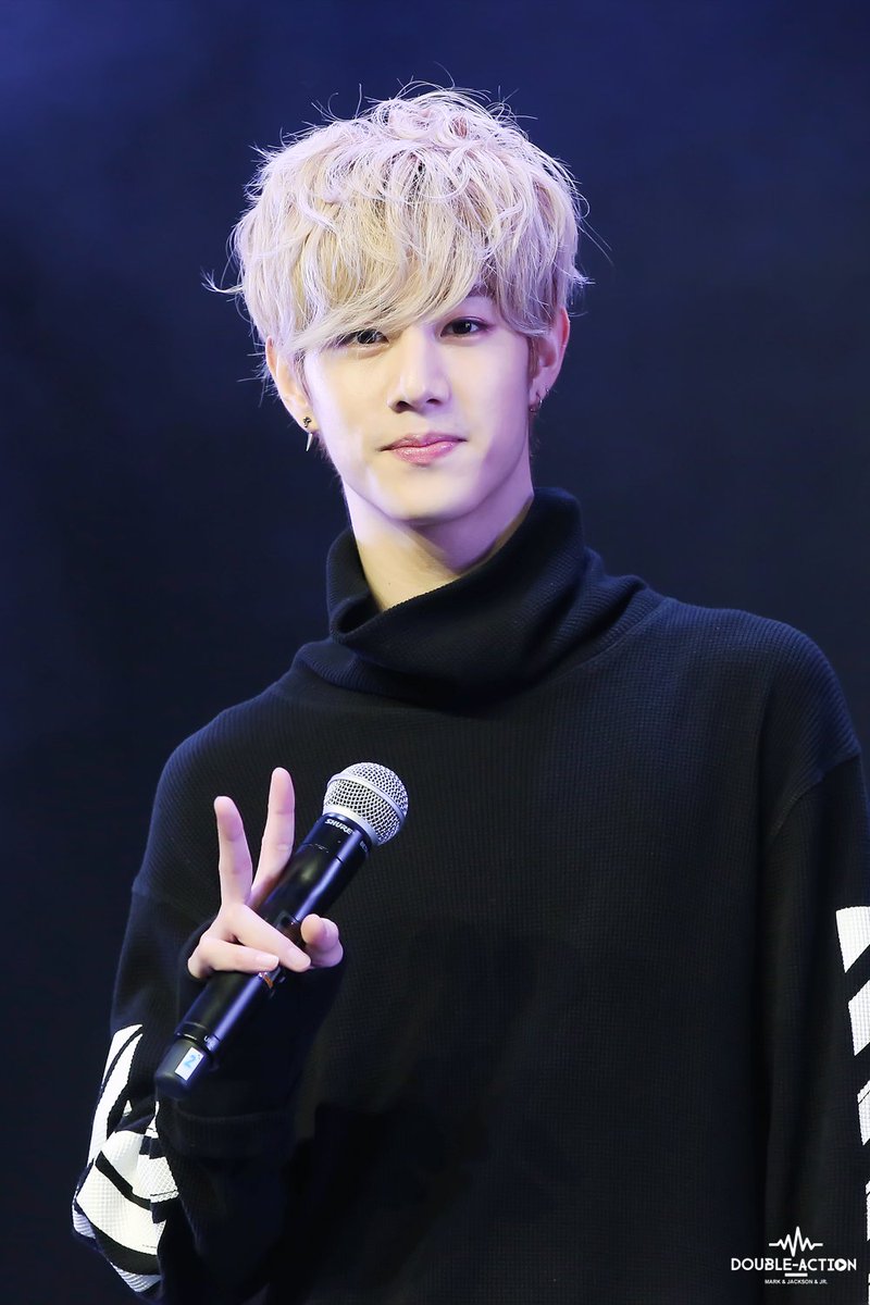 doubleaction_94's tweet photo. 151206 Singapore fanmeeting #MARK #GOT7 코코와 헤어스타일 싱크로율 93프로..?
https://t.co/IpLKC9tNQi https://t.co/9mpz7YeIdY https://t.co/hjeqBY4jYK