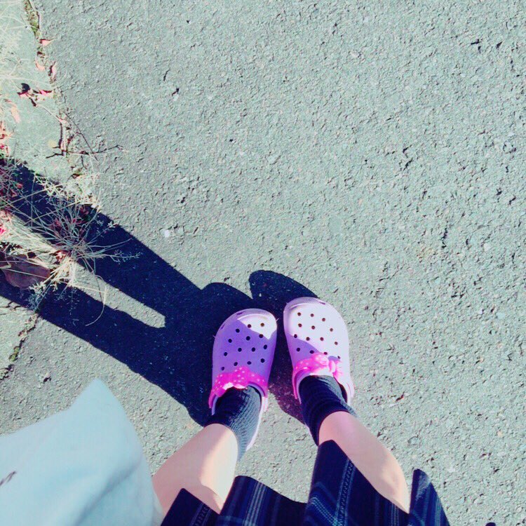 学校にローファー置きっぱだったんだ クロックス登校つら ダサすぎて泣ける T Co Soa0zevjyk