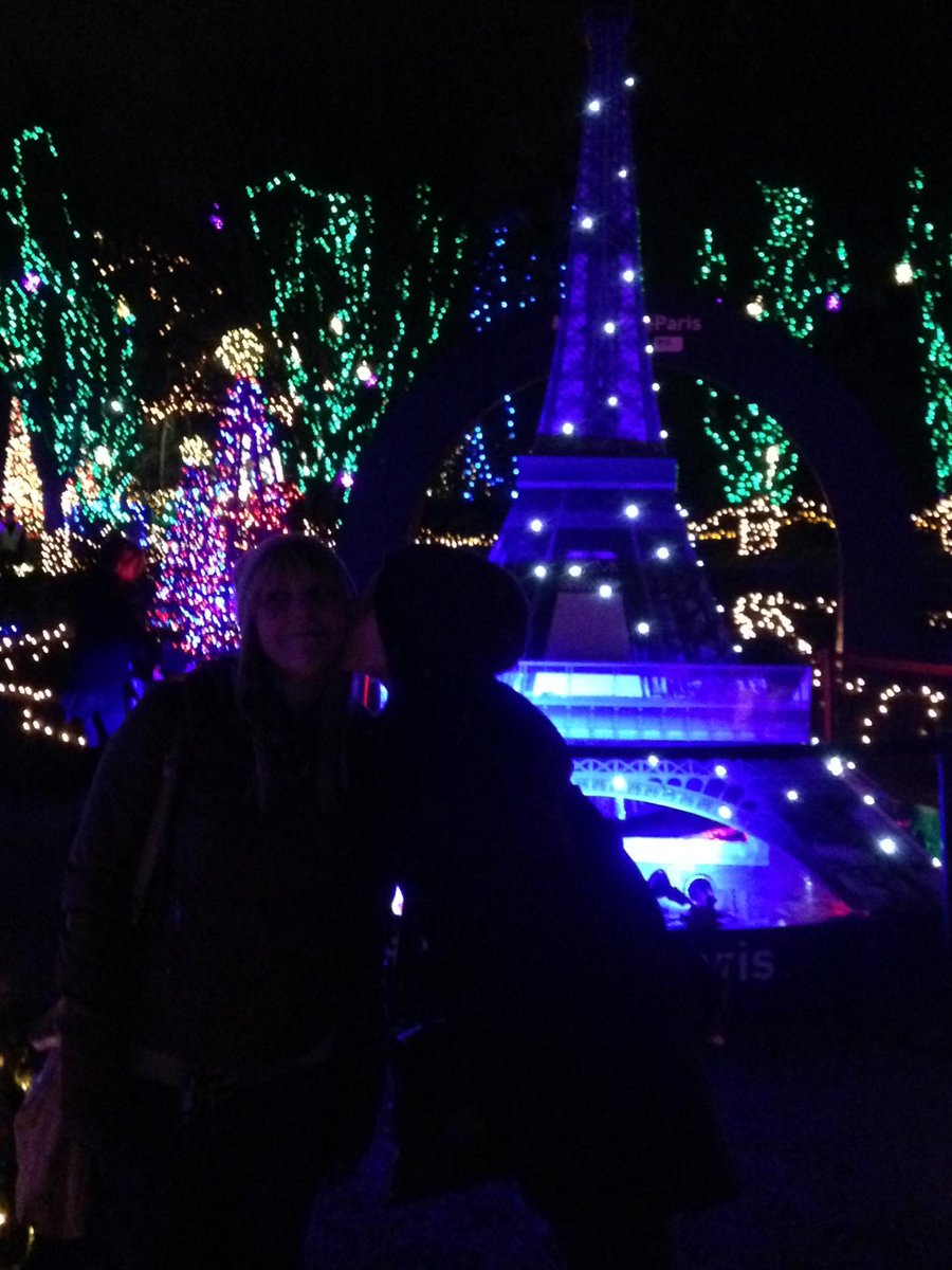 TwinMarissa's tweet photo. Beautiful night at the botanical gardens #JardinsDeParis @TwinBrittney https://t.co/cFr8xCXDGU