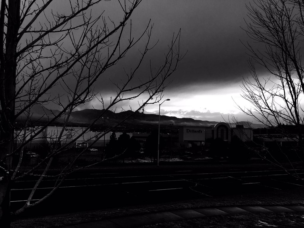 BiancaArtist's tweet photo. Weird random power outage #coloradosprings https://t.co/TYDE46AoNx