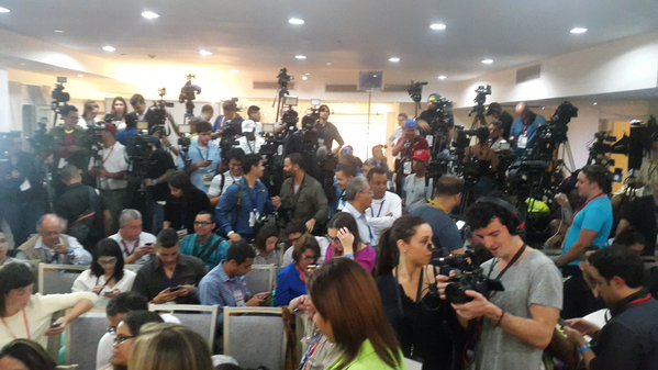 ReporteYa's tweet photo. #6D La sala de prensa de la MUD está full esperando resultados #6D 10:50 pm - Vía  @andreina https://t.co/dEfLeyTrsm