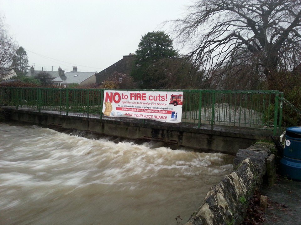 VIDEO: Emergency services in England struggle in aftermath of Storm Desmond CVlAG70WcAIG8Jd