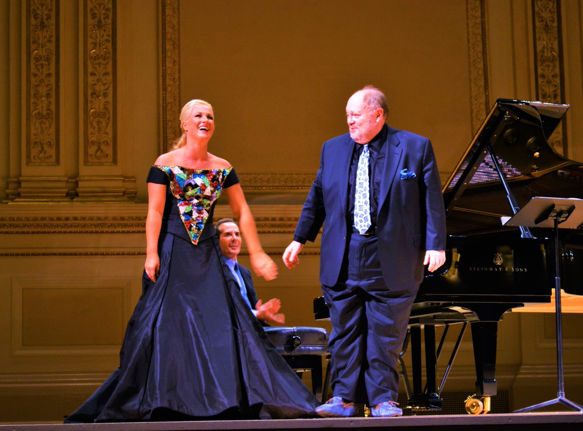 Arts_Addict's tweet photo. That "V" emblem should have an "SD" for Super #diva ! Ebullient @DianaDamrau + #CraigRutenberg glow @carnegiehall https://t.co/jaX72rICer
