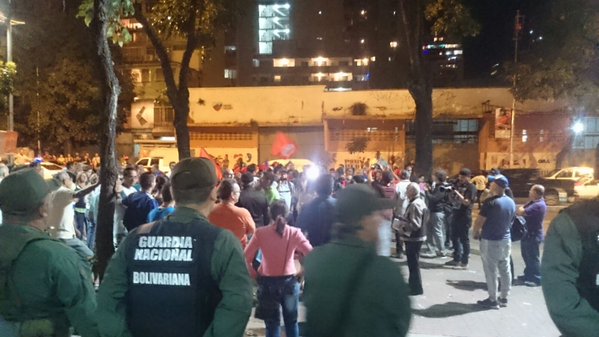 SinMiedoVe's tweet photo. 👉ATENCIÓN Situación tensa en el Liceo Andrés Bello de #LaCandelaria #6D 
 https://t.co/jgByzCodIe via @yor_78