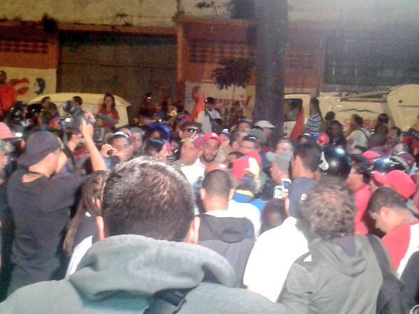 SinMiedoVe's tweet photo. 👉ATENCIÓN Situación tensa en el Liceo Andrés Bello de #LaCandelaria #6D 
 https://t.co/jgByzCodIe via @yor_78