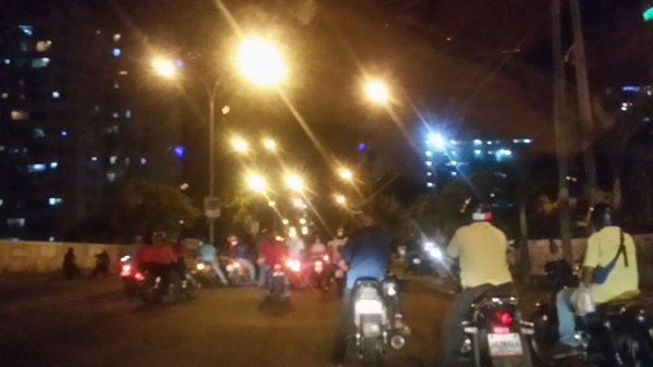 ReporteYa's tweet photo. #6D Motorizados en #Guarenas, amedrentan a las personas que se encuentran en los centros de Votación - @VotoJoven https://t.co/pXhsnr91On