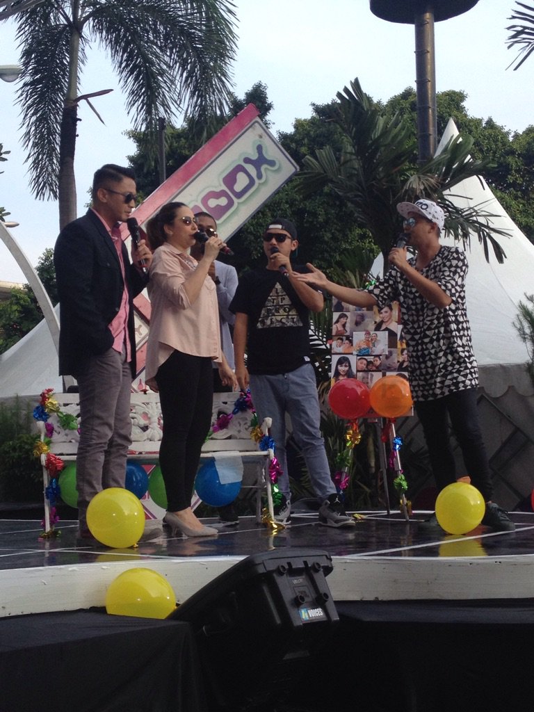 OfficialFerry_M's tweet photo. @inboxSCTV spesial ulang tahun #Deswitamaharani di ramayana klender bareng @kang.... https://t.co/2k03sfbWec https://t.co/6LZ5umwCiR