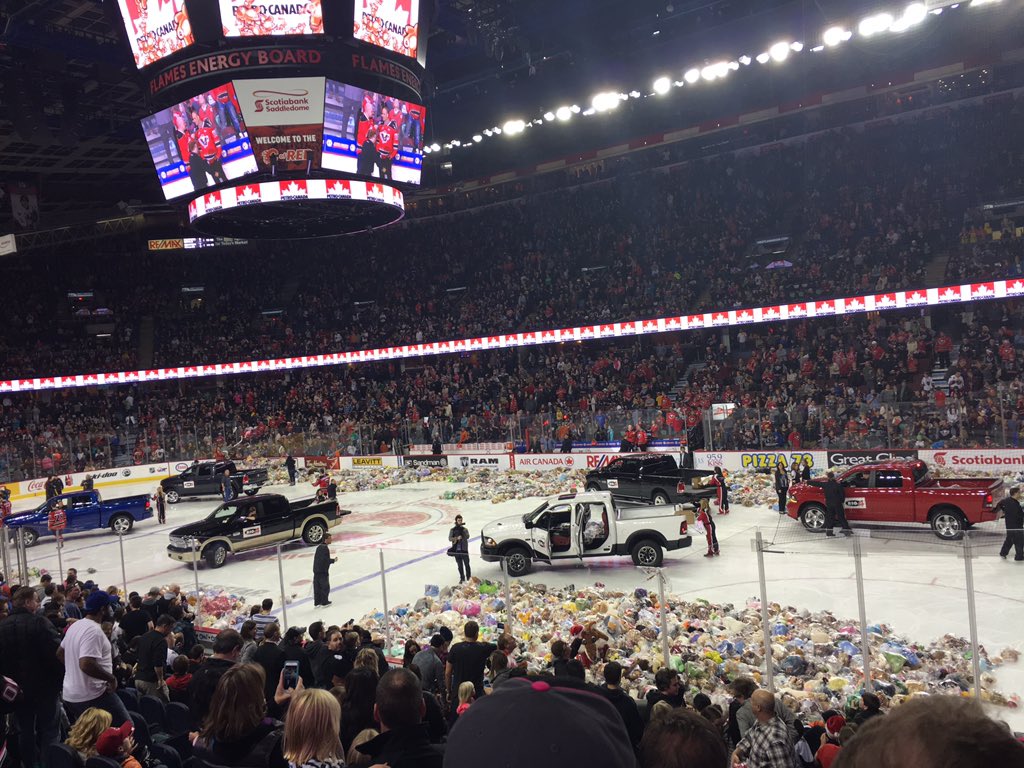 farmkid17's tweet photo. #TeddyConfettiYYC @WHLHitmen Another great teddy bear toss game!!!!! https://t.co/EdfIMscVxV