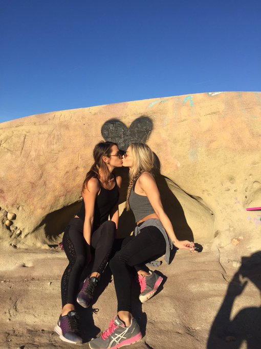 People are strange when you're a stranger...🙃🙃🙃🙃 https://t.co/oxmXyhs5G3<a href="/tag/saturday"class="tags"><span>#saturday</span></a>