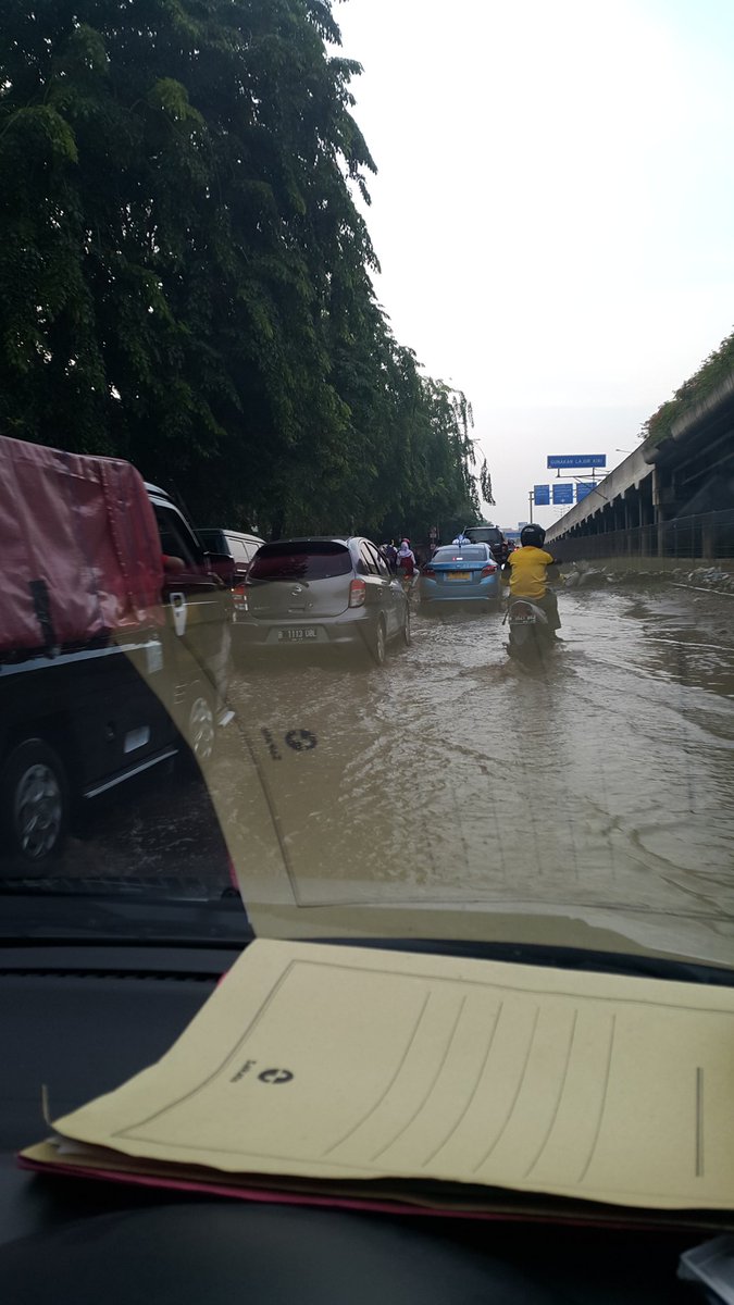 decharlee's tweet photo. @RadioElshinta macet di pintu air arah daan mogot Ring Road setiap hari gara2 genangan air https://t.co/1YggNd175K